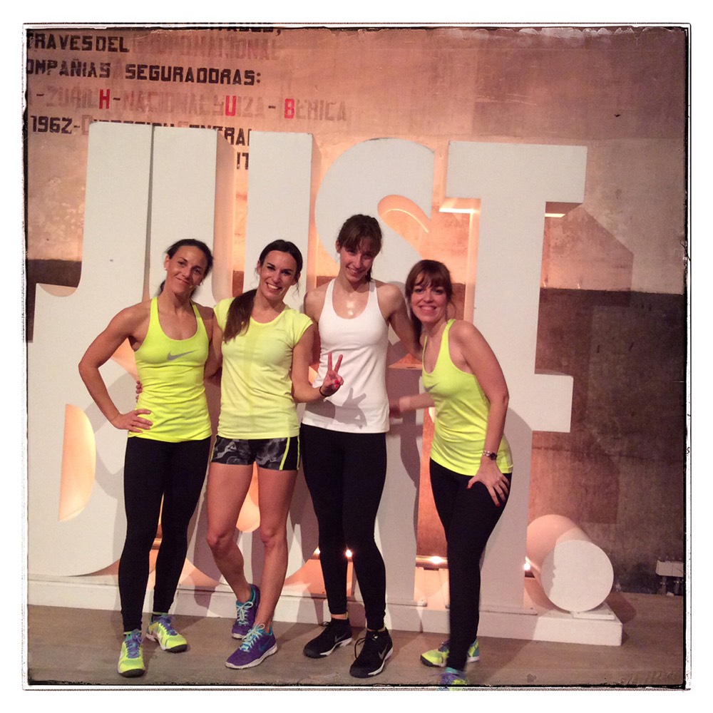 Foto con Isabel de On my Training Shoes, Mirian de Enfemenino , Irene de Sportlife , y María de Harpers Bazaar